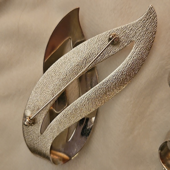 VTG SARAH COVENTRY 1960s Elegant Satin Flame Silver Brooch Clip-on Earrings Set - Picture 5 of 9